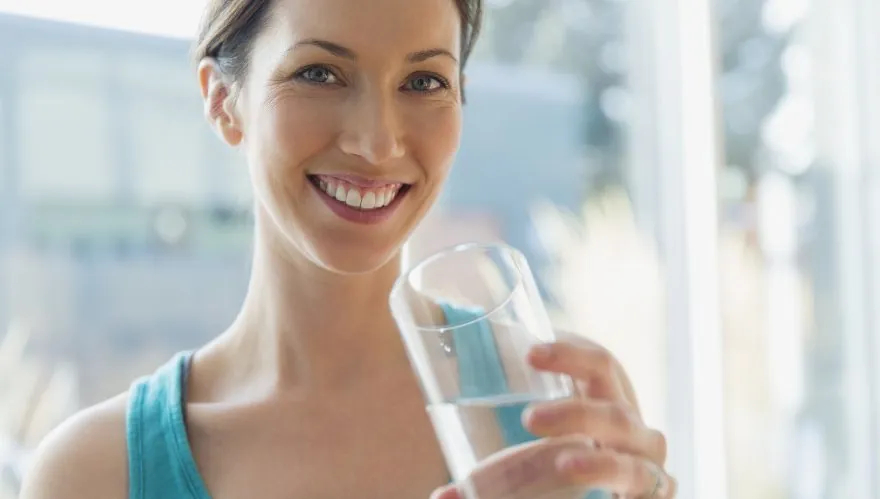 Beneficios de tomar agua: cómo ayuda a tu organismo